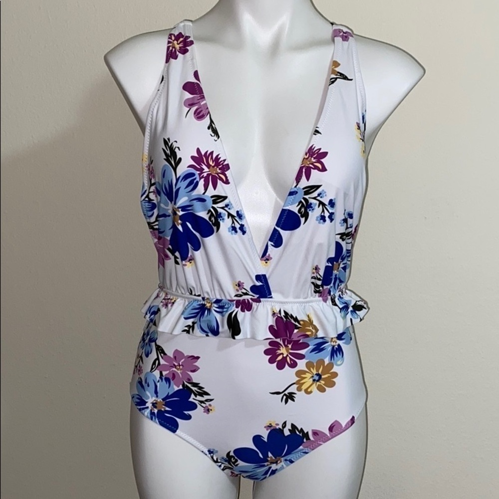 NWT CUPSHE one piece swimming suit size medium